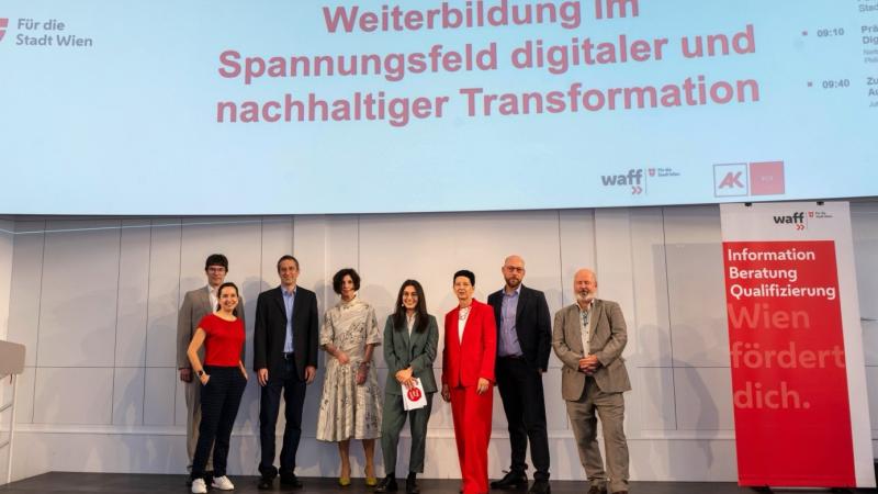 © waff: Photo of the speakers at the symposium „Weiterbildung im Spannungsfeld digitaler und nachhaltiger Transformation“ in Vienna